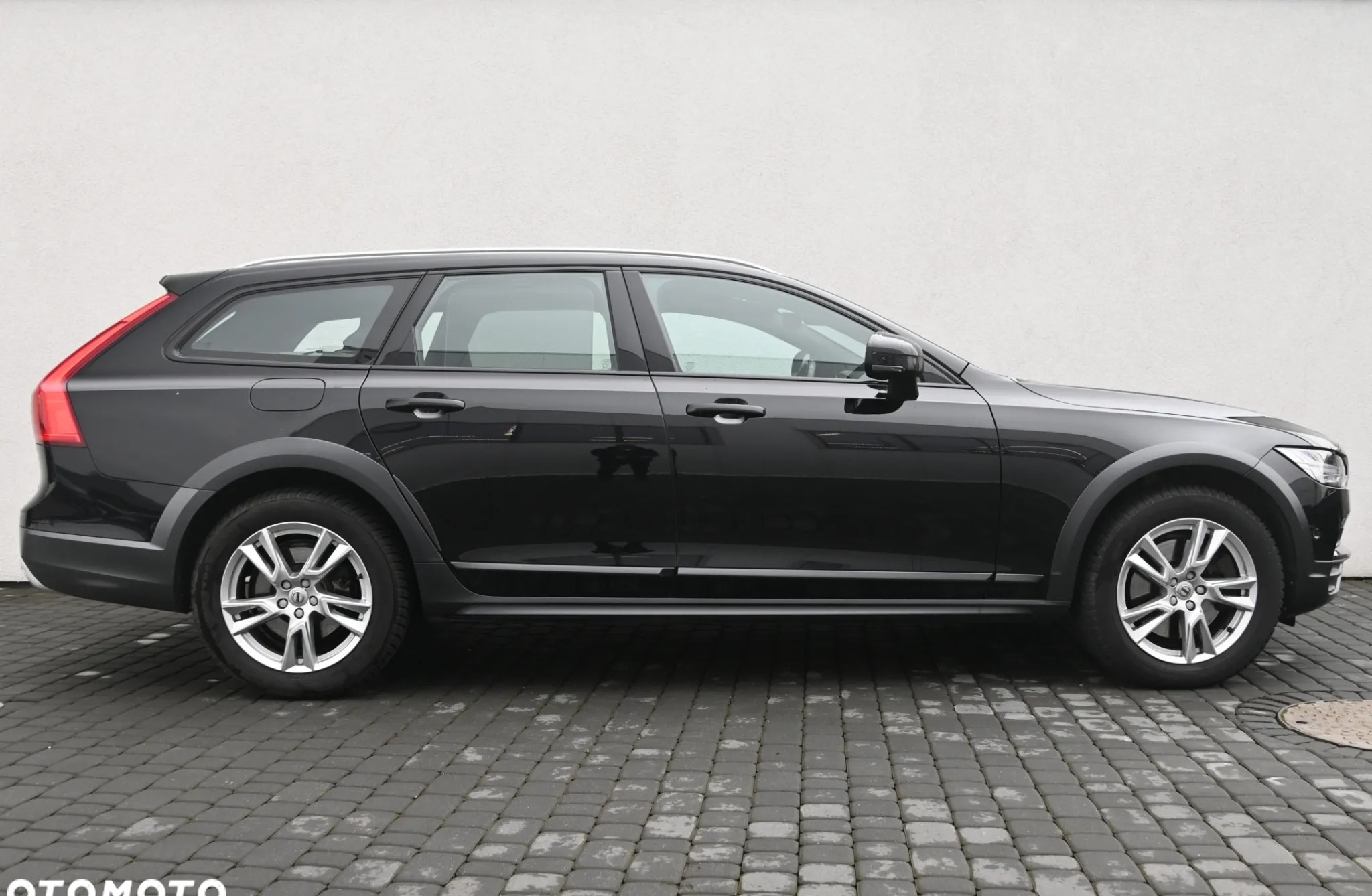 Volvo V90 Cross Country cena 103000 przebieg: 219518, rok produkcji 2017 z Lwówek małe 379